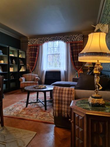 奥本Glencruitten House的客厅配有沙发和桌子