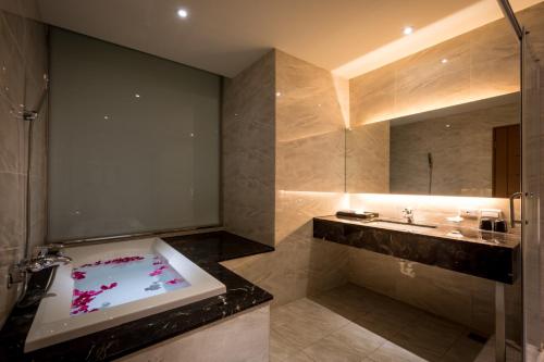 台南夏都富朗酒店的带浴缸和盥洗盆的浴室