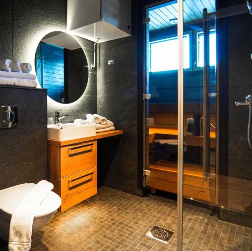 普哈圣山Kurula's Resort的一间带水槽、卫生间和镜子的浴室
