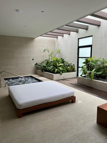 帕拉马里博Tucan Resort & Spa的一间卧室,配有床和一些植物