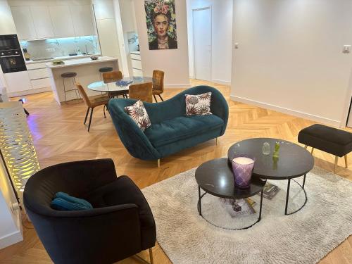 兰斯Bel Appartement avec parking au coeur de Reims的客厅配有两把椅子和一张桌子