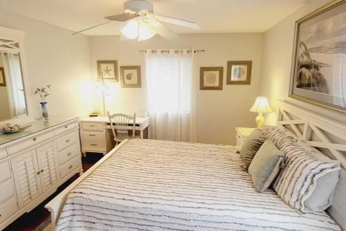 圣西蒙斯岛E10 comfortable and neat 2 bedroom 2 bath的一间卧室配有一张大床和吊扇