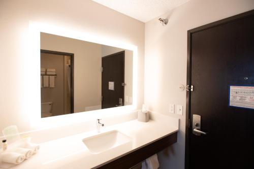 霍顿霍顿 - 凯韦诺智选假日酒店的一间带水槽和大镜子的浴室