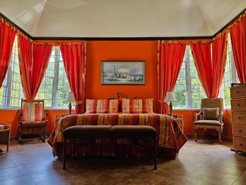 安东尼奥港麻辣山别墅酒店的一间卧室配有一张带橙色墙壁和窗户的床。