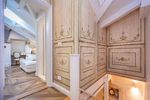 杜布罗夫尼克圣若瑟旅馆的走廊设有木镶板墙和客厅