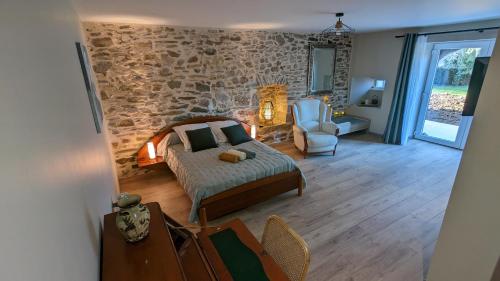 BagnacLa Salabertie的一间卧室设有一张床和石墙