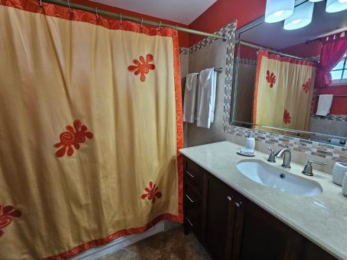 安东尼奥港麻辣山别墅酒店的一间带水槽和淋浴帘的浴室