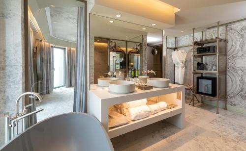 里斯本Dos Reis by The Beautique Hotels的一间带两个盥洗盆和大镜子的浴室