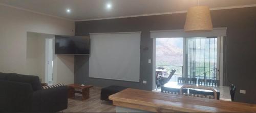 吉亚迪诺镇A mi manera - Casa de Sierra的客厅配有沙发和桌子