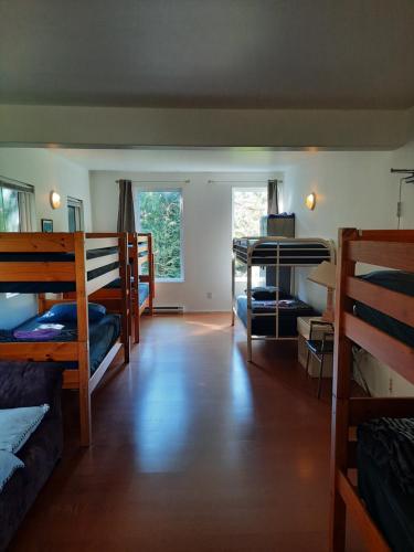 尤克卢利特尤克卢利特C&N背包客旅舍的一间带三张双层床的房间和一间带走廊的房间
