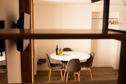 巴里Appartamenti San Marco的一间配备有白色桌椅的用餐室