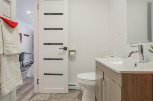 布罗瑟德尚普兰汽车旅馆的浴室配有白色卫生间和盥洗盆。
