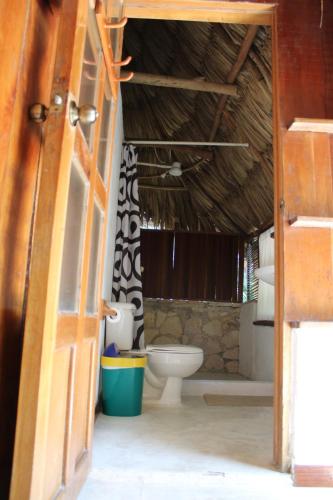 埃尔莱马特Posada del Cerro的通往带卫生间的浴室的开放式门