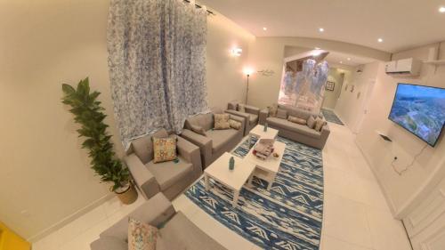 艾卜哈نزل ليلى الفندقية الفاخرة luxury的客厅享有高空美景,配有沙发和桌子
