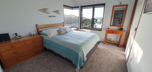 图图卡卡马林瑞吉住宿加早餐旅馆的一间卧室配有一张床、一个梳妆台和一扇窗户。