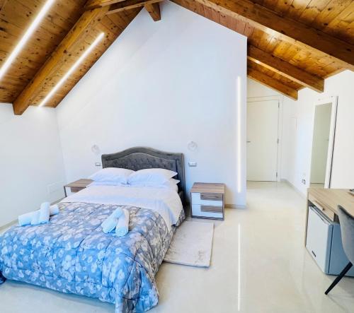 阿杰罗拉La Villa Carmelina的一间卧室设有一张床和木制天花板