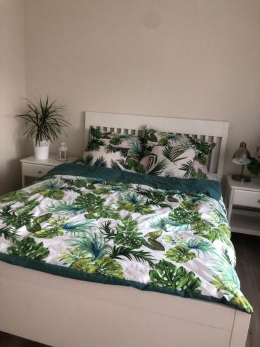卡齐米日-多尔尼DOM NAD STAWEM的一间卧室配有一张带绿色和白色棉被的床