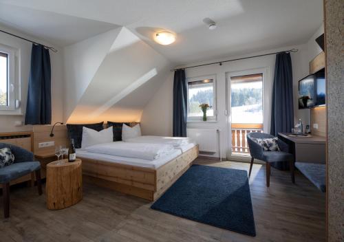 富特旺根ThälerHäusle的配有一张床和一张书桌的酒店客房