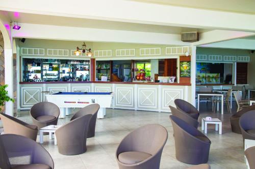 豪特尔Hôtel Bois Joli的餐厅设有酒吧、椅子和柜台