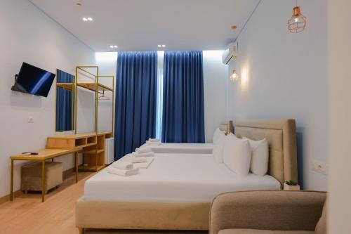 卡萨米尔Otto Hotel的卧室配有白色的床和沙发
