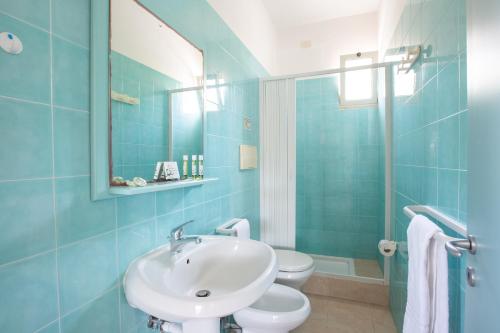维耶斯泰Villaggio Club In的蓝色的浴室设有水槽和卫生间