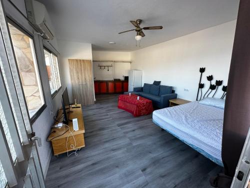 内尔哈Villa Carmen的一间卧室设有一张床和一间客厅。