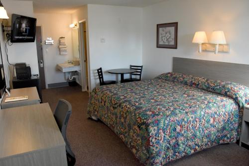 格伦代夫黄石河酒店 的酒店客房配有一张床铺和一张桌子。