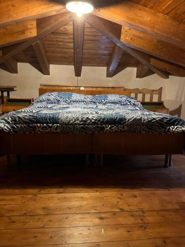 AulettaIl mulino ad acqua de Maffutiis的铺有木地板,设有天花板的客房内的一张床位