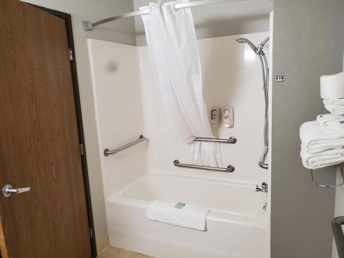 HibbingHibbing Inn & Suites的浴室配有浴缸、淋浴和毛巾。