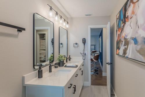 奥兰多Lake House Retreat Near Downtown, Disney, Universal Studios and Airport的浴室设有2个水槽和2面镜子