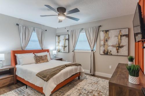 奥兰多Lake House Retreat Near Downtown, Disney, Universal Studios and Airport的一间卧室配有一张床和吊扇