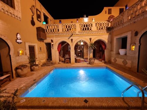 托泽尔Dar El Sultan Tozeur的一座室内游泳池,位于一栋带建筑物的房屋内