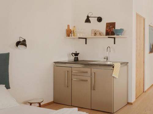 因斯布鲁克Urban Inn - Wilten 24/7的一个带水槽和柜台的小厨房