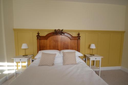 切斯特Charming 1 bed Georgian Apartment的卧室配有一张带两张桌子的大型白色床