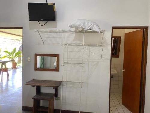 利比里亚Hotel Del Aserradero的一间房间,墙上有桌子和电视