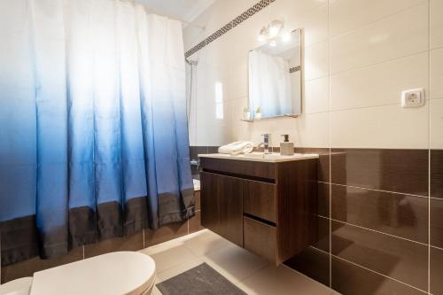 阿雷亚布兰卡海滩The Port Beach House的浴室配有卫生间、盥洗盆和淋浴。