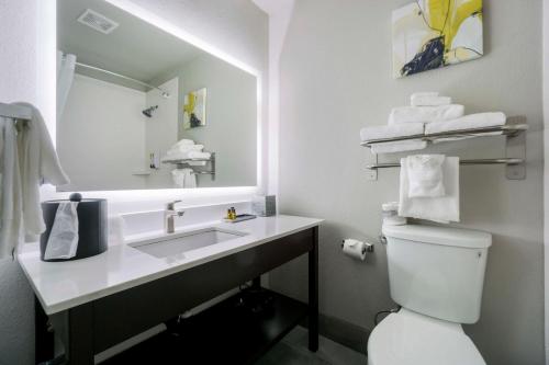 伦顿Best Western Plus Renton Inn的一间带水槽、卫生间和镜子的浴室
