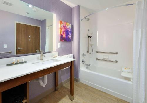 莱克韦La Quinta Inn & Suites by Wyndham Lakeway的一间带水槽、浴缸和淋浴的浴室