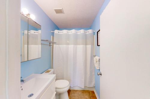 巴拿马城海滩Wendwood Condominiums F2的浴室配有白色卫生间和盥洗盆。
