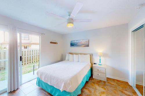 巴拿马城海滩Wendwood Condominiums F2的白色的卧室设有床和窗户