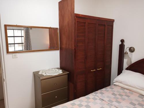圣詹姆斯Lendal APT的一间卧室配有一张床、梳妆台和镜子