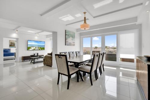 南帕诸岛Perfect condo, room for everyone! Beachfront resort的用餐室以及带桌椅的起居室。