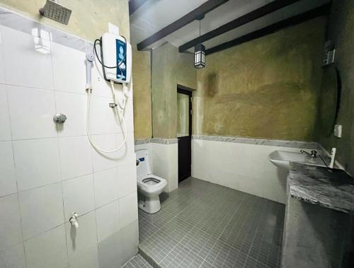 尼甘布克尚度假屋的一间带卫生间和水槽的浴室