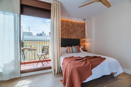 坎布里尔斯Vestal Suites Domo的一间卧室设有一张床和一个美景阳台