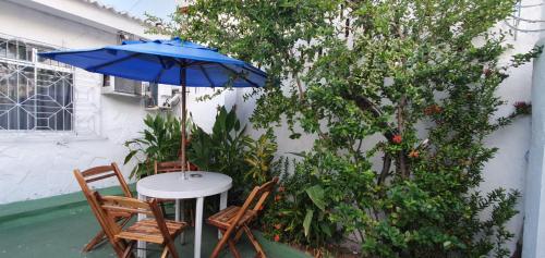 累西腓Casa do Meio Pousada的庭院内桌椅和遮阳伞