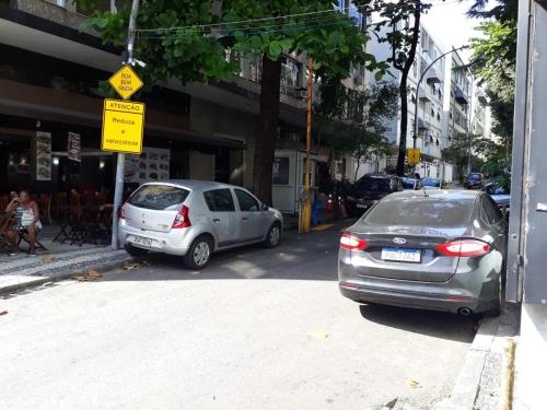 里约热内卢Quarto no Coração da Tijuca的两辆停在街道边的汽车