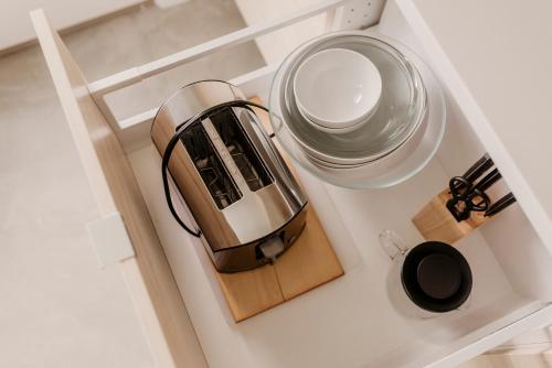 尤克卢利特Drift West Coast Getaway的厨房台面上的一个咖啡壶