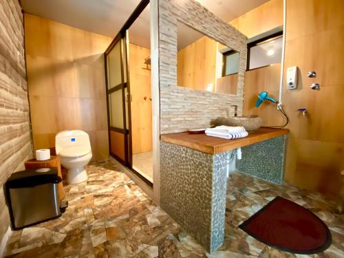 乌尤尼Casa de Sal - Salt Hotel的一间带水槽、卫生间和镜子的浴室