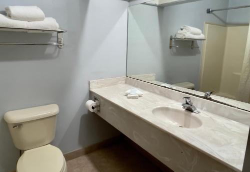 基尔戈基尔戈美洲超值旅馆的一间带水槽、卫生间和镜子的浴室