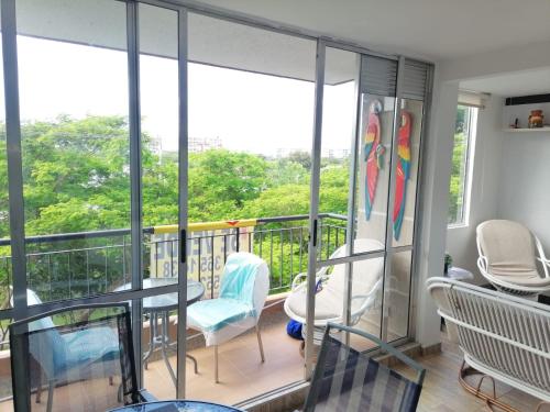 里考尔特Maravilloso Apartamento Girardot Ricaurte con vista Panorámica的客房设有带椅子和桌子的阳台。
